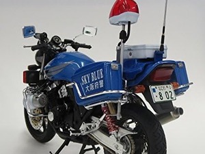 「街を守る青バイ！」「プラモで再現できるなんて胸アツ」　大阪府警仕様CB400が12％オフで手に入る 画像