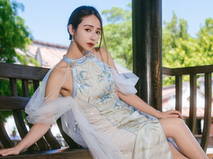 八頭身の台湾美女が魅せるチャイナドレスの華麗な世界！スラリとした美脚と純白のシルエットが透明感を放つ【写真9枚】 画像