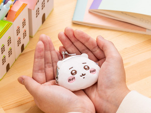 「ちいかわ」がま口ポーチが、アミューズメント施設にて再登場！丸い顔を手のひらサイズにしたハチワレ、モモンガら全8種ラインナップ 画像