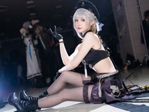 【コスプレ】振り向きポーズの背中が美しすぎる！『鳴潮』散華のスラリとしたスタイルを完全再現した美女レイヤー【写真10枚】 画像