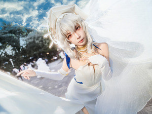 【コスプレ】『アークナイツ』純白のミニ丈ドレスが夕日に映える！まるで絵画のような台湾美女のシルエットがエモい【写真7枚】 画像