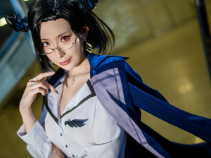 【コスプレ】眼鏡×ミニスカ×網タイツの完璧なコンボ！大人の魅力全開な「HololiveEN」ネリッサ・レイヴンクロフトの美女レイヤー【写真7枚】 画像