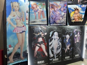 どこを見ても目を奪われる…！『アトリエ』シリーズ『DOAXVV』『NIKKE』の妖艶タペストリーなど―魅力的な物販ブースレポ【TGS2025】 画像