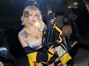 【コスプレ】迫力のボディで銃を手にポーズを決める！ハード＆セクシーな空気感を作り出す『NIKKE』アニスの美女レイヤー【写真8枚】 画像