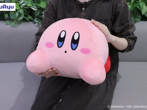 カービィと一緒におうちでゴロゴロ…大きな毛布と約40cmのぬいぐるみがプライズに登場 画像