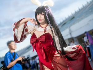 【コスプレ】絶妙なチラ見せポージングが天才的！香港アイドルの『アズレン』大山が美脚と舌ペロッで誘惑する【写真8枚】 画像