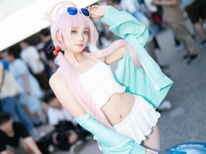 【コスプレ】ほっそりくびれとスラっとした美脚で夏衣装が輝く！フィギュアのような体型で魅せる『ブルアカ』ホシノの美女レイヤー【写真7枚】 画像