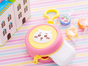 「ちいかわ」たちが、ぷっくり！持ち歩きに良い「まんまるミニシリコンポーチ」全8種がプライズ化 画像