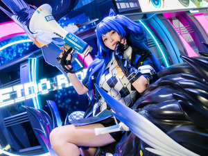 【コスプレ】あどけない笑顔に、バイクに跨がる太ももがまぶしい！スタイル抜群な『カレイドライダー』亜紀子にメロメロ【写真8枚】 画像