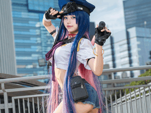 【コスプレ】形のよいヒップから伸びる美脚に魅惑の「ストッキング」！大胆なポージングと爽やかな色気にドキッ【写真10枚】 画像