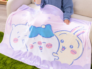 ハチワレが嬉しそう…！「ちいかわ」ふわふわ生地の超BIGマイヤーブランケット全2種デザインが可愛くて癒される 画像
