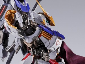 METAL BUILD「ガンダムバルバトス」の2次抽選販売が12月5日12時より実施！新装備「ブーメランメイス」と「真紅のマント」を羽織った新たな姿 画像