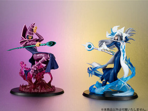 伝説のデュエルをその手に！『遊戯王』より「ブラック・マジシャン」「サイレント・マジシャン」がそれぞれ杖を構え凛々しい姿を立体化 画像