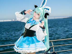 【コスプレ】アリス風のウサ耳ミクさんが飛び跳ねる！美脚を包むガーターベルトのさりげないハートマークで可愛さマシマシ【写真9枚】 画像