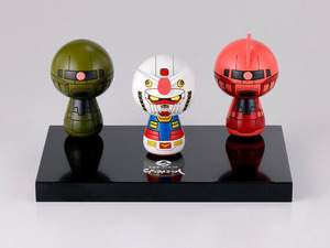 ガンダム・シャア専用ザク・量産型ザクIIが可愛いこけしに！細かい部分を忠実に再現、プレバン限定3体セットには専用の台座が付属 画像