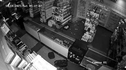強盗に入られた米ゲームショップが防犯カメラ映像を公開…天井から落ちてショーケースに激突、爆速で罰当たる