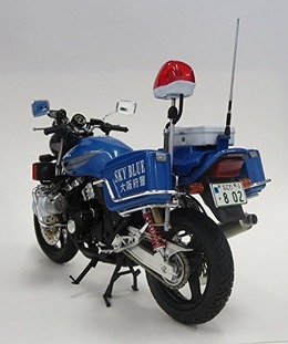 「街を守る青バイ！」「プラモで再現できるなんて胸アツ」　大阪府警仕様CB400が12％オフで手に入る