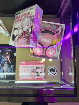 どこを見ても目を奪われる…！『アトリエ』シリーズ『DOAXVV』『NIKKE』の妖艶タペストリーなど―魅力的な物販ブースレポ【TGS2025】