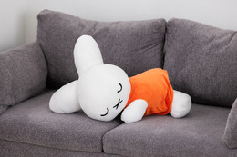 「ミッフィー」誕生70周年を記念した特大ぬいぐるみが発売決定！すやすや寝ている姿が可愛い