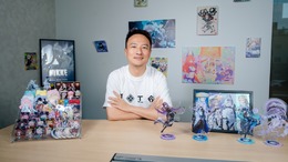 『勝利の女神:NIKKE』「クイーン002」は既に登場していた!? “ニケ創造の謎”に迫る展覧会や地上コンテンツなどをリード・ルー氏に直撃【インタビュー】