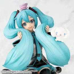 髪を持ち上げて…モフッ！「初音ミク×シナモロール‐もふっとVer.」フィギュアが可愛いープライズ向けに展開