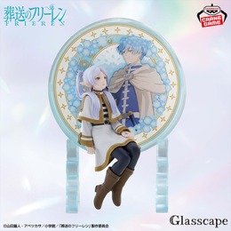 「葬送のフリーレン」ステンドグラス調の背景台座が素敵！「ヒンメル」「フリーレン」プライズフィギュアが7月順次展開
