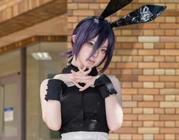 【コスプレ】儚げな視線の奥に潜む危険なバニーガールの魅力！「チェンソーマン」レゼが魅せる妖艶な網タイツ姿にドキッ【写真10枚】
