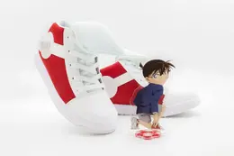 あの“キック力増強シューズ”が現実に…！「名探偵コナン」×「瞬足」コラボがアニメ30周年記念のアクスタ付きで再販