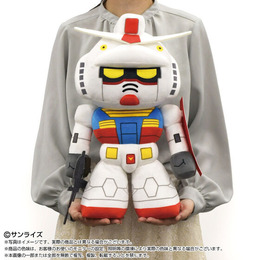 「ガンダム」が抱えるほど大きい「ぬいもーしょんず」に出撃！自由にポーズを取れるぬいぐるみ、ビーム・ライフルやシールドも付属