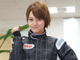 『GRID Autosport』で元レースクイーンと対戦！ 「桃んが」が編集部にやってきた