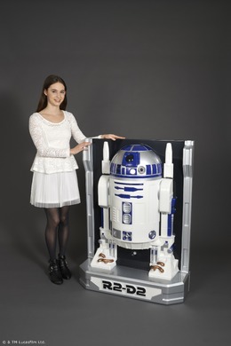 喋る等身大「R2-D2」フィギュアが約35,000円で予約開始、半立体型で人感センサー付き