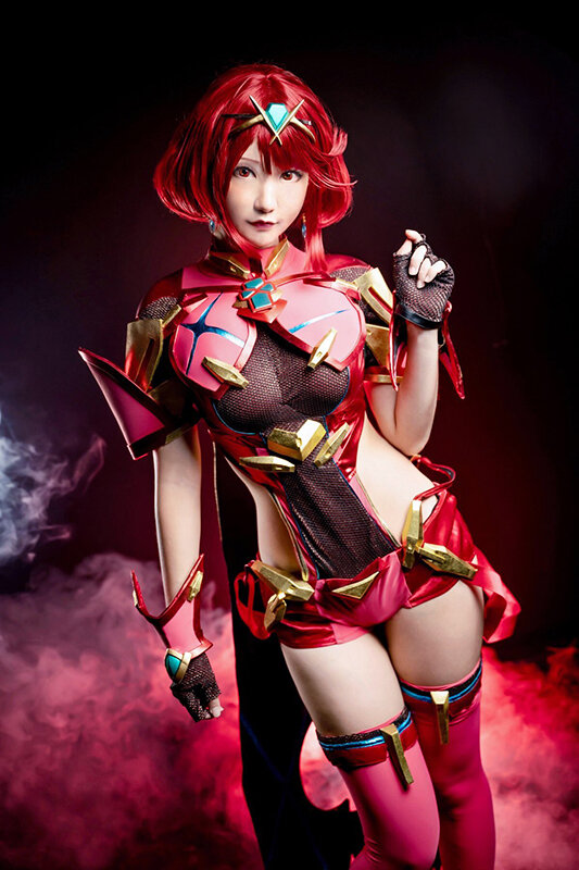 HIKO（@HIKOHIKO_0204）_ホムラ (Pyra) 『ゼノブレイド2』／撮影：孩雅多（@HayatoSK）、衣装・道具 制作：ジークフリート（@siegfried174）