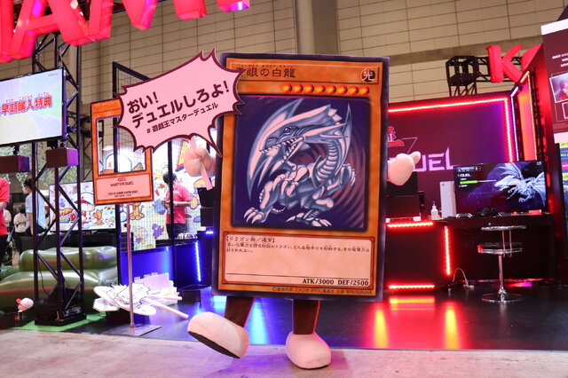 「おい！デュエルしろよ！」TGSコナミブースに現れたカードくん、その裏面に迫る【TGS2021】