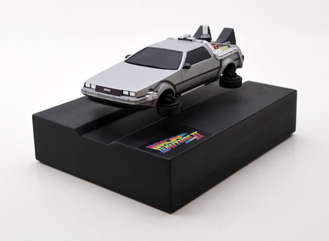 空中に浮かぶフィギュア！？「バック・トゥ・ザ・フューチャーPartII」のデロリアンが8月に発売