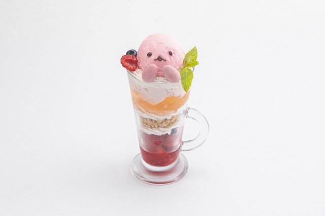 「メイドインアビス展～挑む者たちの軌跡～」コラボカフェ「カフェ・アドレス」マアアさんのパフェ（C）つくしあきひと・竹書房／メイドインアビス「烈日の黄金郷」製作委員会