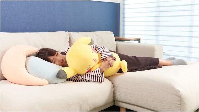 スヤスヤ眠る「ピカチュウ」のぬいぐるみが、Amazonでお買い得に！数量限定、幅74センチのビッグサイズ