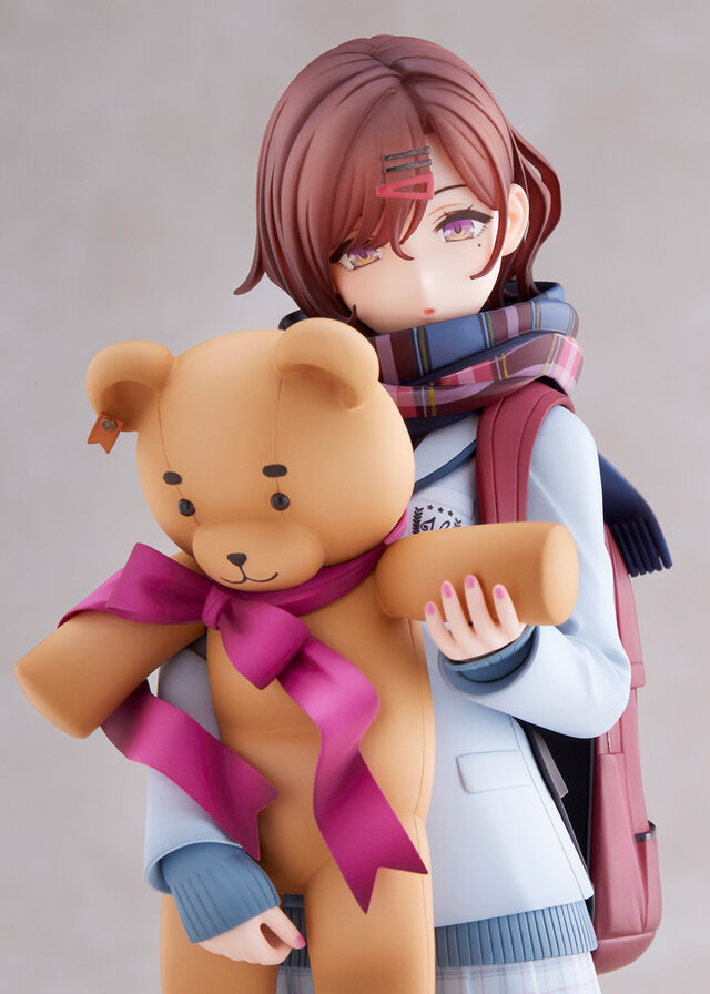 大きなくまのぬいぐるみを持った「樋口円香」が可愛すぎる！『シャニマス』サポートSRのイラストそのまま、魅力的に立体化