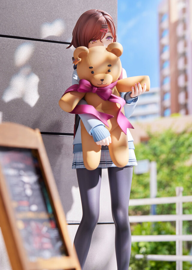 大きなくまのぬいぐるみを持った「樋口円香」が可愛すぎる！『シャニマス』サポートSRのイラストそのまま、魅力的に立体化