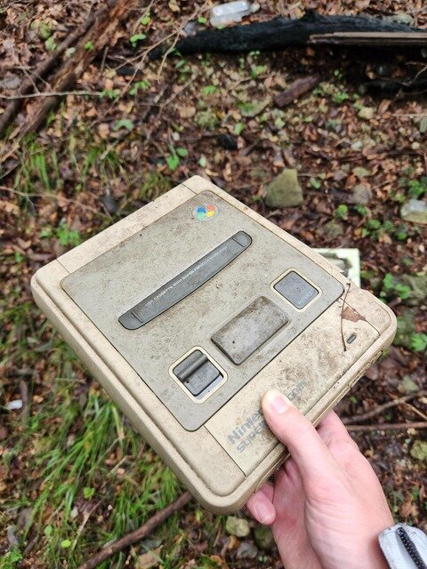 栃木の山奥で発見！スーパーファミコン&スーパースコープが捨てられていた…レーザーディスクなど懐かしの品も