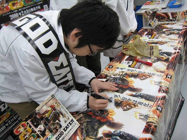 『GOD EATER』イベントが秋葉原で開催、プロデューサー＆ディレクターが手渡し販売