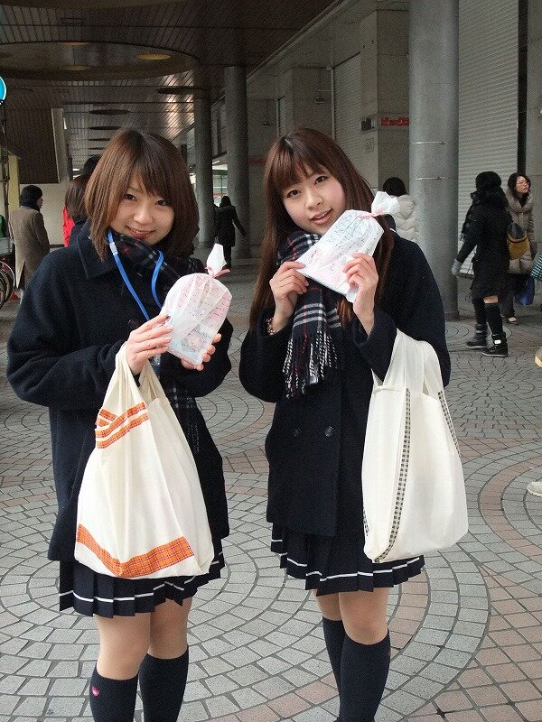 これ、受け取ってください！『ラブプラス』限定ARカード付きポッキーを都内で配布
