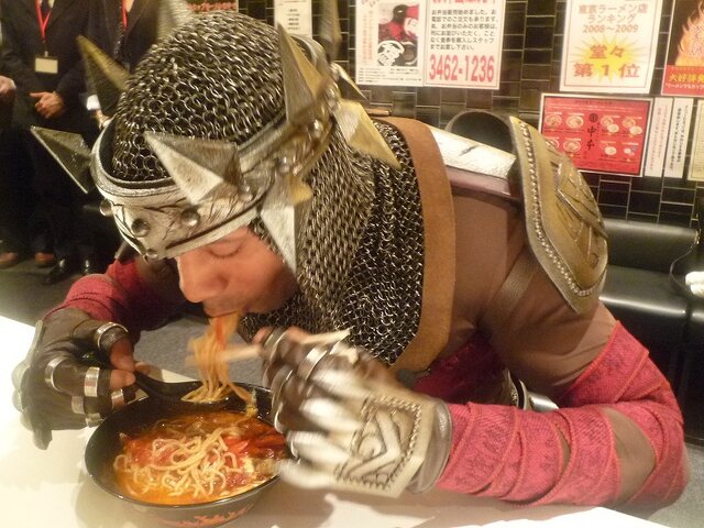 発売記念イベントはラーメン屋で！？『ダンテズ・インフェルノ』イメージキャラクターのダンテさんも登場