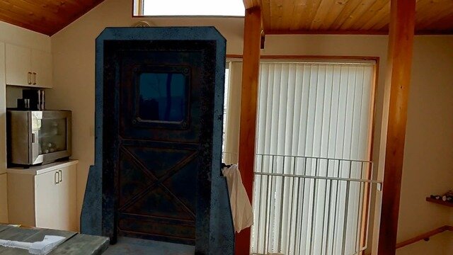ゲームが始まると設定した位置に不気味で無骨なドアが出現！