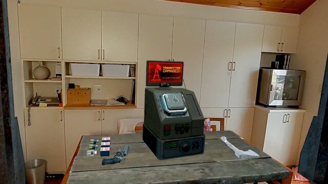 テーブルの上には壊れて不調な受信機と手斧、6連発リボルバー拳銃、そして予備弾薬。箱には357マグナムと書いてあります。