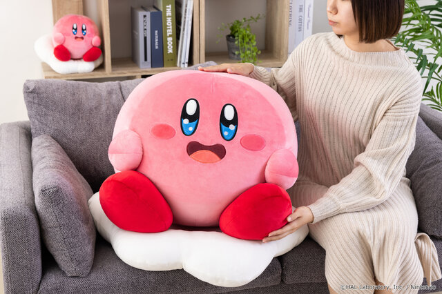 「星のカービィ」“超特大”ぬいぐるみが発売！ふわっふわっな「もちもちボディ」でカービィが美味しそうに見つめてくる