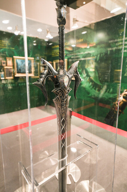 目指したのは美術館のようなクオリティ！『リネージュW』×佐賀県コラボ企画展の原寸サイズ「執行剣」がド迫力だった…