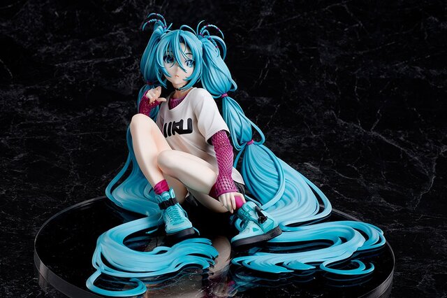 あらわになった太ももがスニーカーに映える！「初音ミク」×米山舞氏のコラボフィギュア締切は3月29まで