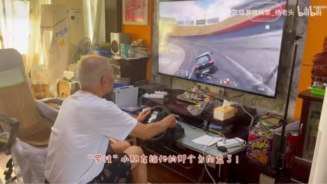 Tシャツ短パンでハンコンを操る88歳！最高齢男性ストリーマーギネス記録に中国のゲーマーおじいちゃんが認定