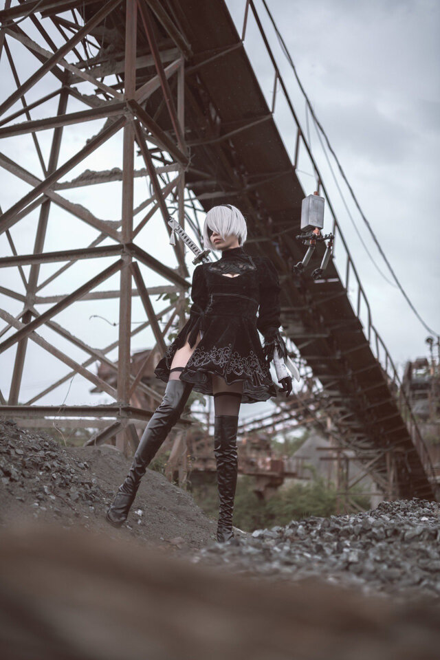 2B／921（X：@0921knic）、撮影：ちひろ（X：@AtelierROCKWELL）