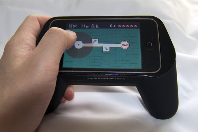ゲームが楽しく便利になる？iPhone/iPod touch用ゲームコントローラー型アダプター